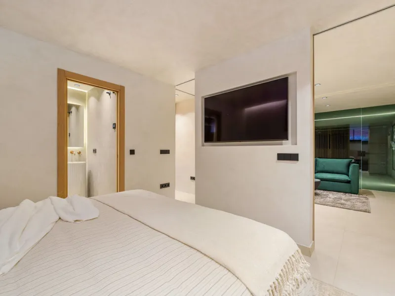 Altos de Puente Romano 13 offers a unique opportunity to acquire a fully renovated 4-bedroom residence in the prestigious Golden Mile of Marbella. With 217 m² of interior space and 134 m² of terraces, this property combines comfort and functionality. The 
