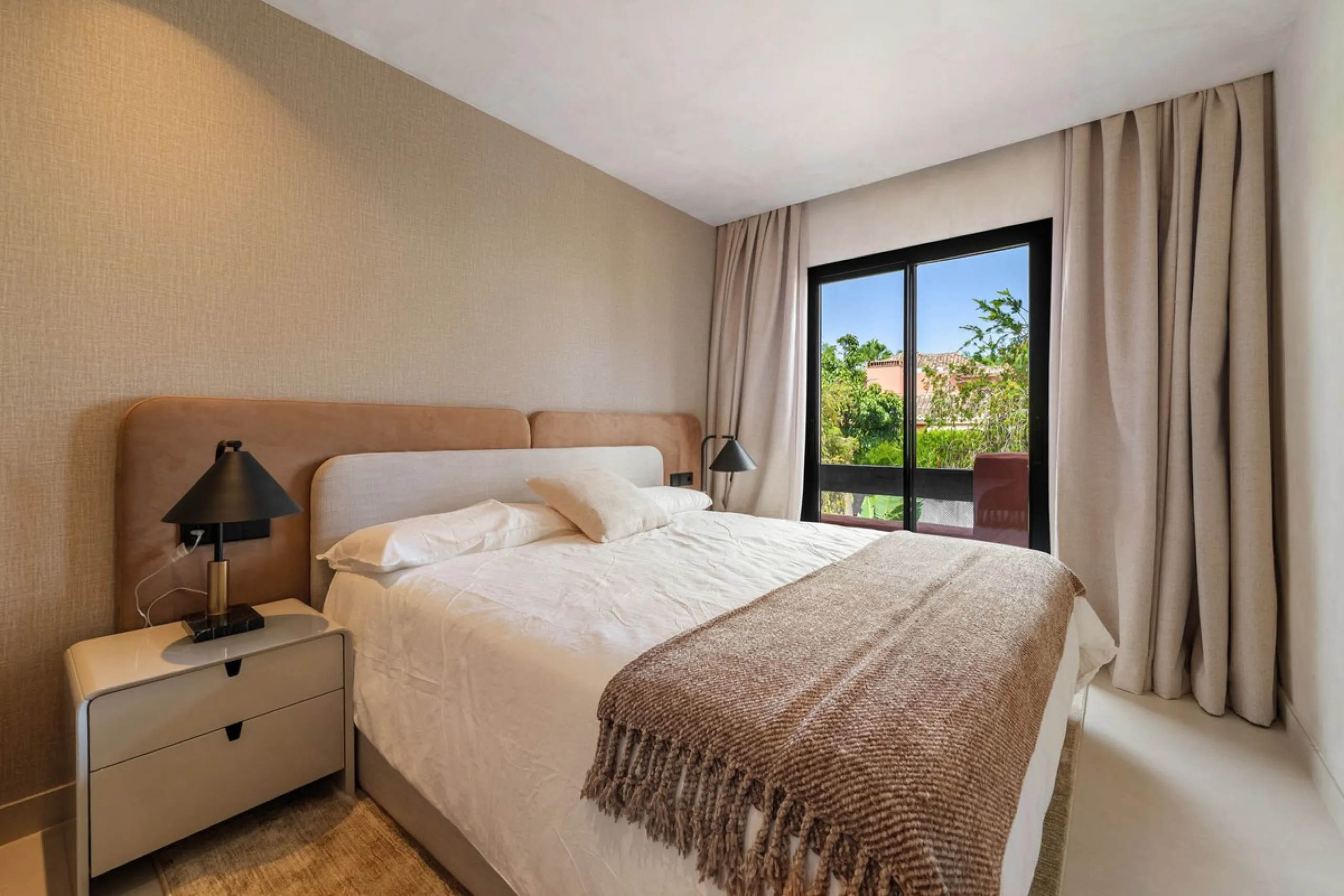 Altos de Puente Romano 13 offers a unique opportunity to acquire a fully renovated 4-bedroom residence in the prestigious Golden Mile of Marbella. With 217 m² of interior space and 134 m² of terraces, this property combines comfort and functionality. The 