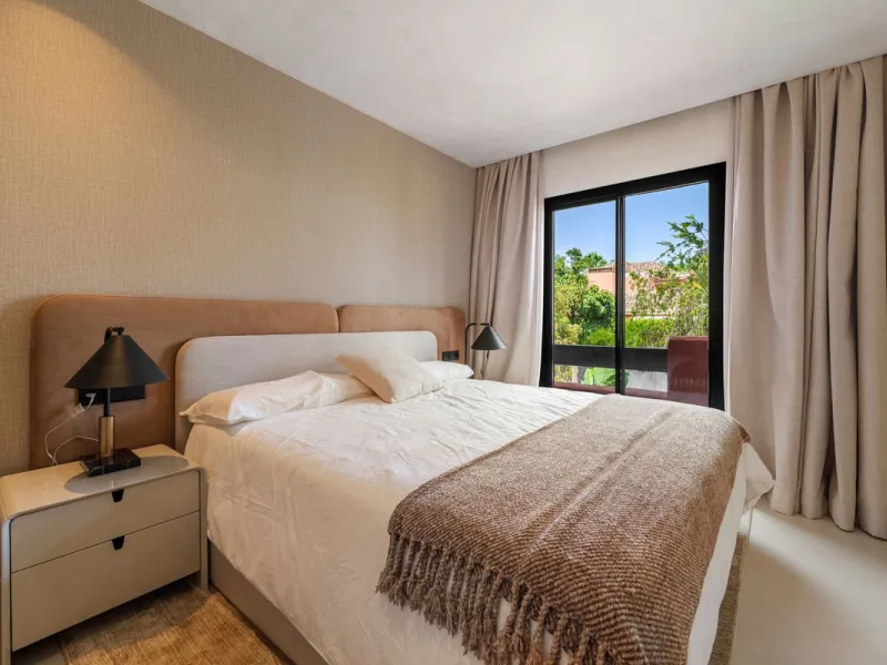 Altos de Puente Romano 13 offers a unique opportunity to acquire a fully renovated 4-bedroom residence in the prestigious Golden Mile of Marbella. With 217 m² of interior space and 134 m² of terraces, this property combines comfort and functionality. The 