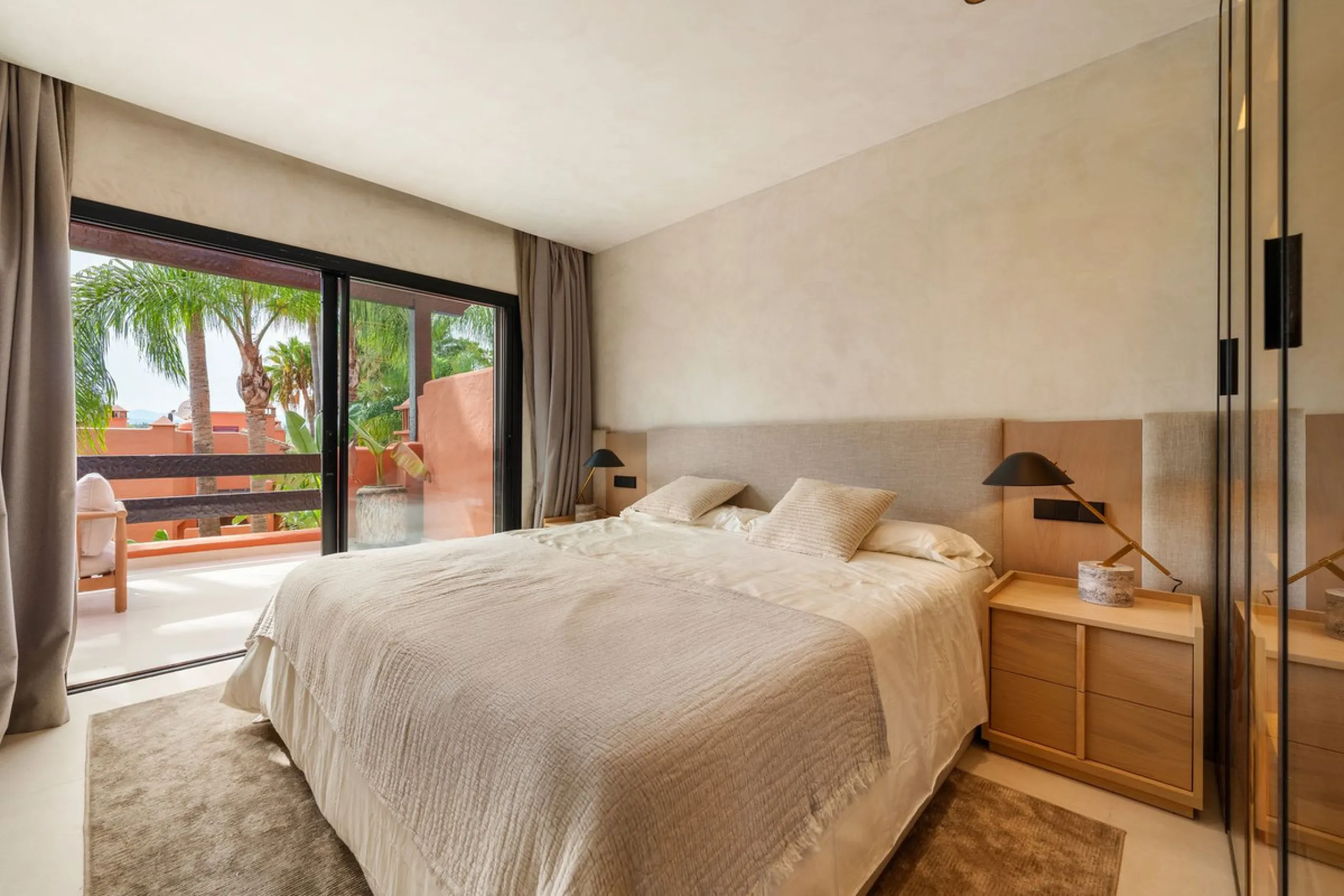 Altos de Puente Romano 13 offers a unique opportunity to acquire a fully renovated 4-bedroom residence in the prestigious Golden Mile of Marbella. With 217 m² of interior space and 134 m² of terraces, this property combines comfort and functionality. The 