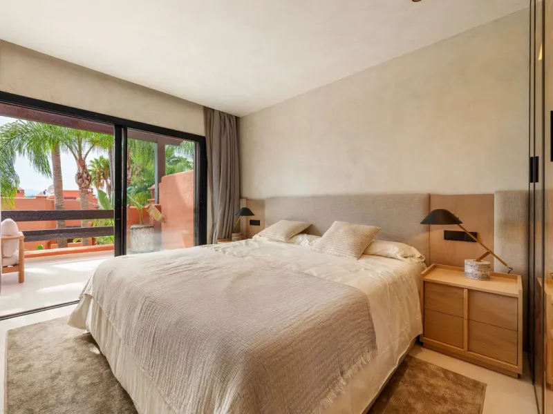 Altos de Puente Romano 13 offers a unique opportunity to acquire a fully renovated 4-bedroom residence in the prestigious Golden Mile of Marbella. With 217 m² of interior space and 134 m² of terraces, this property combines comfort and functionality. The 