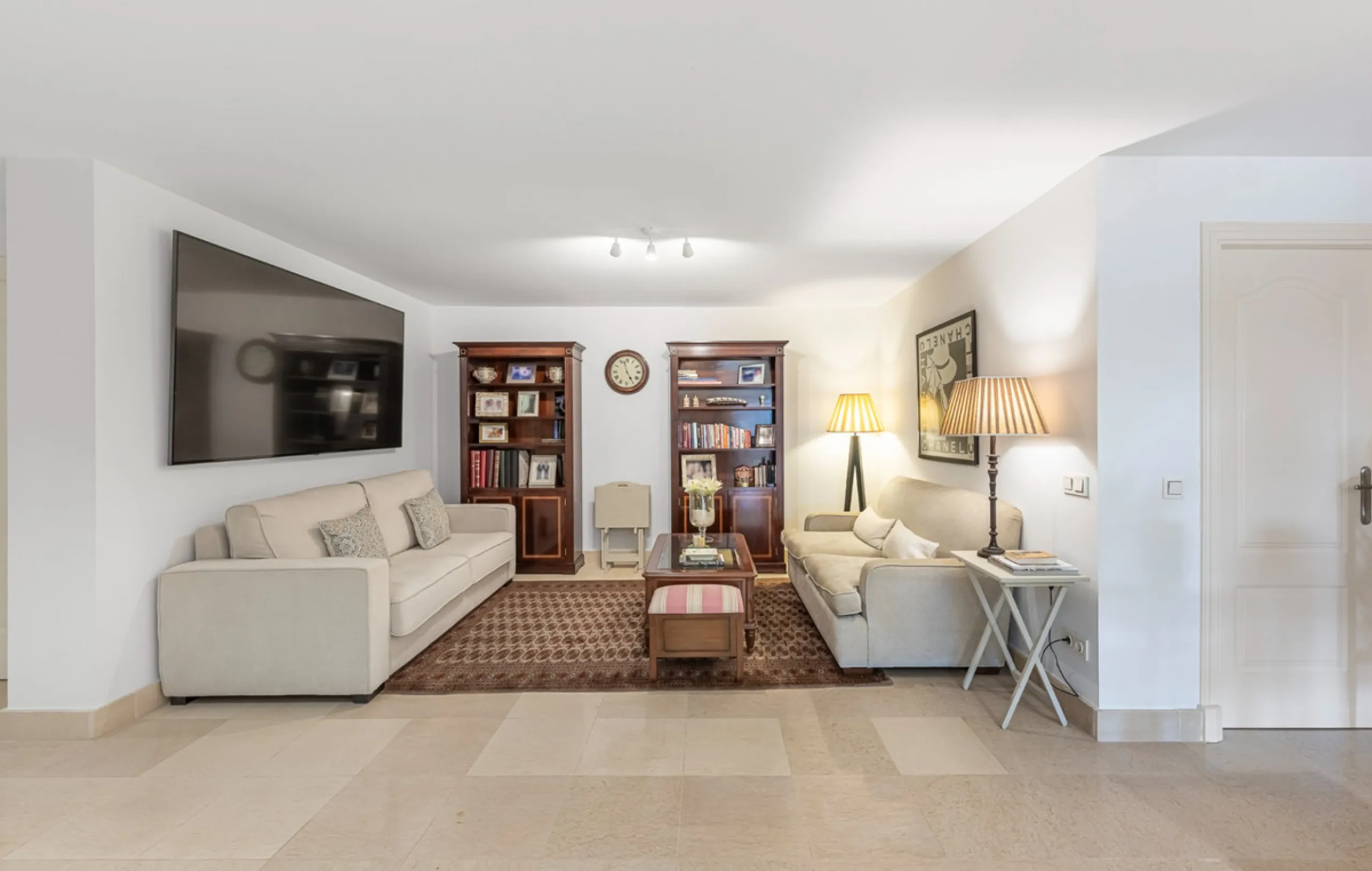 Exceptional south-facing apartment with great potential for extension in Capanes del Golf, Benahavís