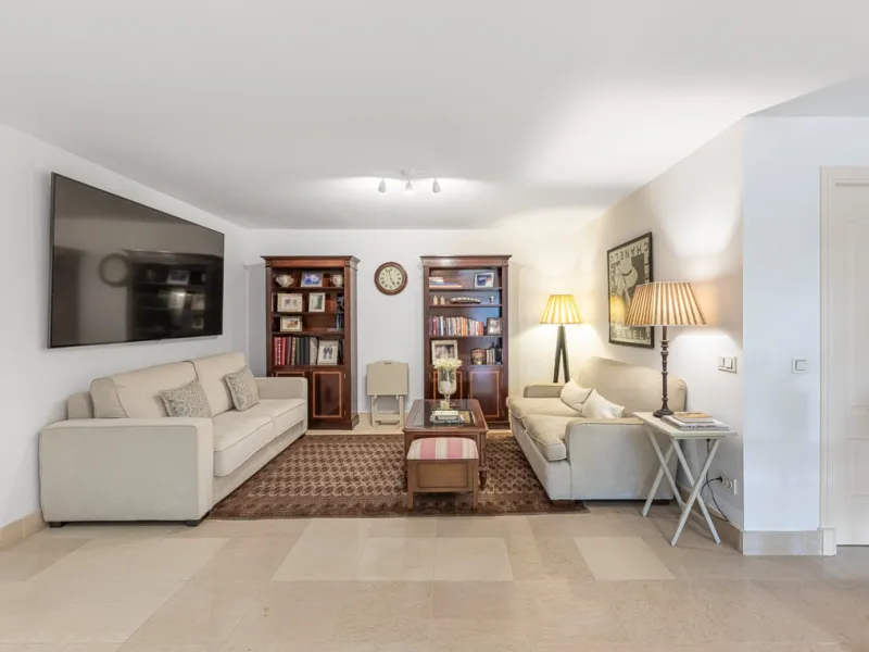 Exceptional south-facing apartment with great potential for extension in Capanes del Golf, Benahavís