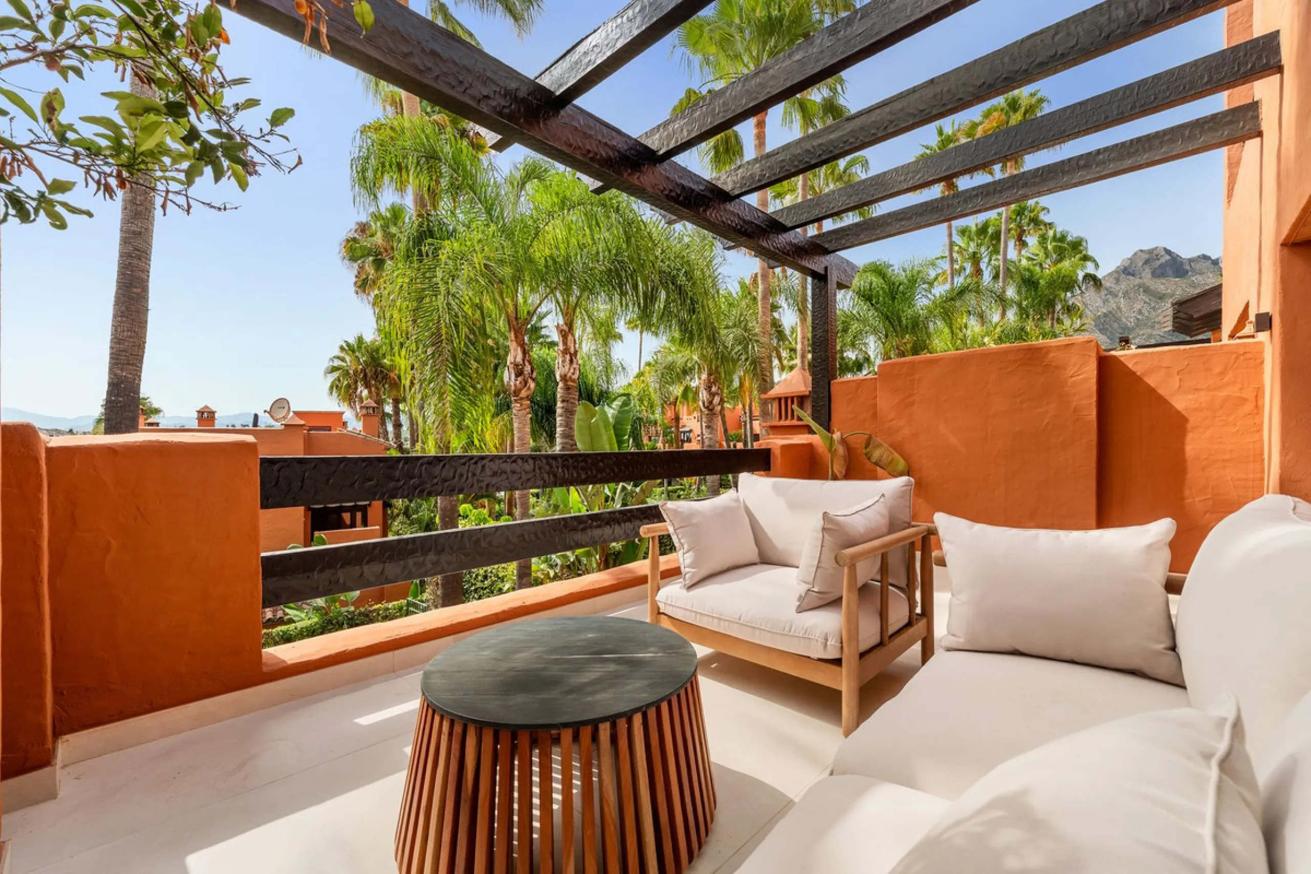 Altos de Puente Romano 13 offers a unique opportunity to acquire a fully renovated 4-bedroom residence in the prestigious Golden Mile of Marbella. With 217 m² of interior space and 134 m² of terraces, this property combines comfort and functionality. The 