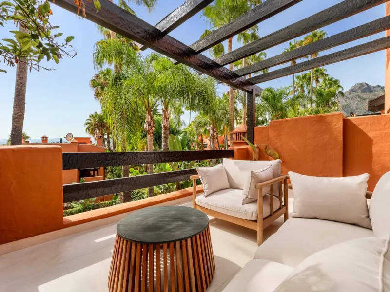 Altos de Puente Romano 13 offers a unique opportunity to acquire a fully renovated 4-bedroom residence in the prestigious Golden Mile of Marbella. With 217 m² of interior space and 134 m² of terraces, this property combines comfort and functionality. The 