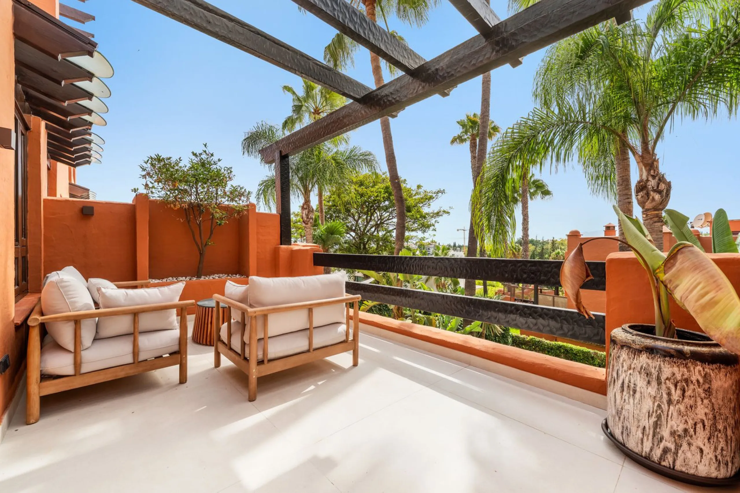 Altos de Puente Romano 13 offers a unique opportunity to acquire a fully renovated 4-bedroom residence in the prestigious Golden Mile of Marbella. With 217 m² of interior space and 134 m² of terraces, this property combines comfort and functionality. The 