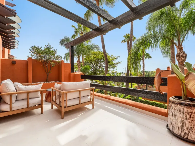 Altos de Puente Romano 13 offers a unique opportunity to acquire a fully renovated 4-bedroom residence in the prestigious Golden Mile of Marbella. With 217 m² of interior space and 134 m² of terraces, this property combines comfort and functionality. The 