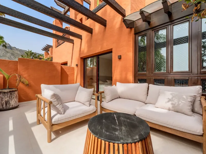 Altos de Puente Romano 13 offers a unique opportunity to acquire a fully renovated 4-bedroom residence in the prestigious Golden Mile of Marbella. With 217 m² of interior space and 134 m² of terraces, this property combines comfort and functionality. The 