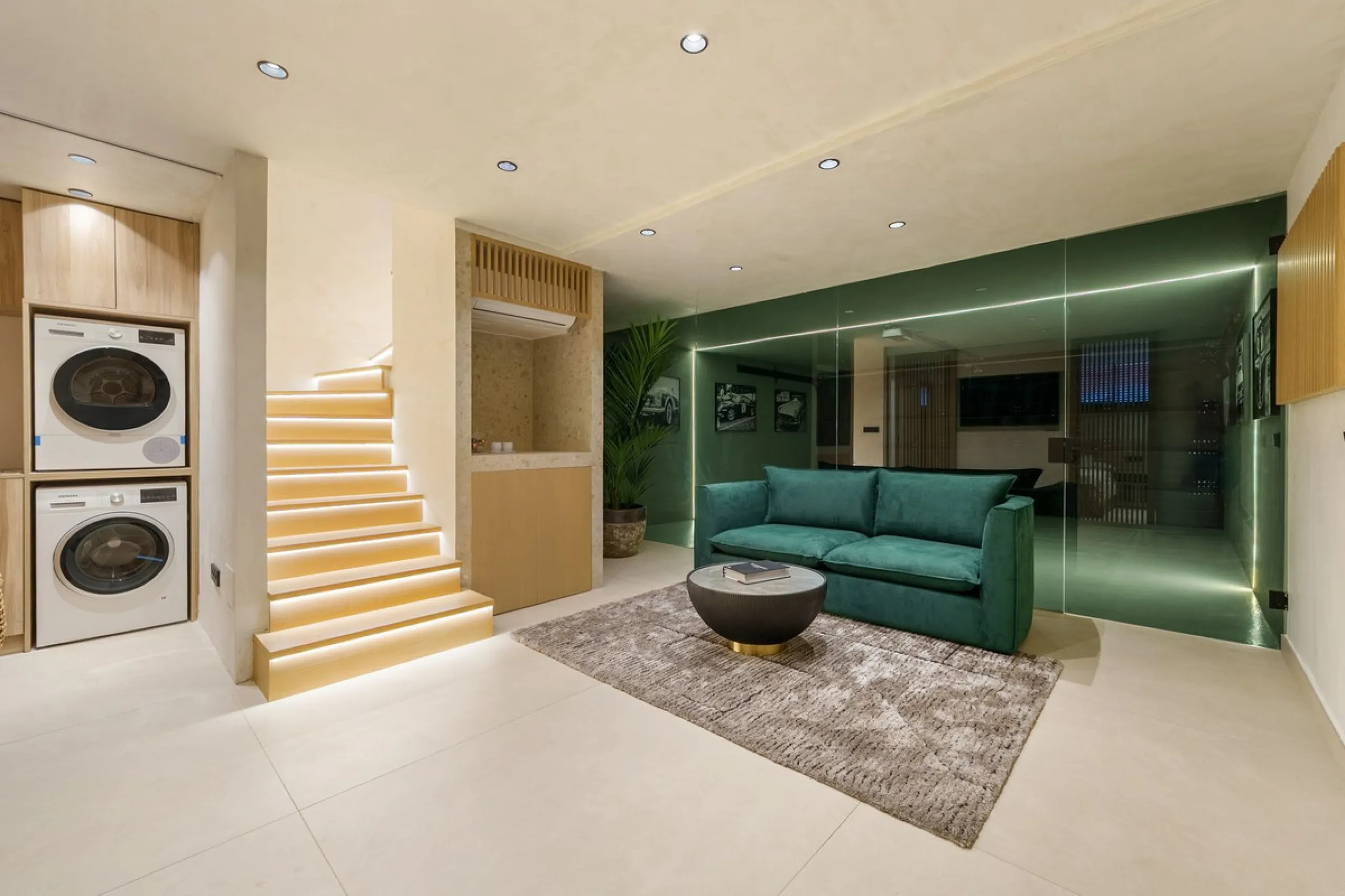 Altos de Puente Romano 13 offers a unique opportunity to acquire a fully renovated 4-bedroom residence in the prestigious Golden Mile of Marbella. With 217 m² of interior space and 134 m² of terraces, this property combines comfort and functionality. The 