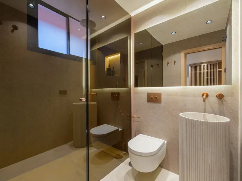 Altos de Puente Romano 13 offers a unique opportunity to acquire a fully renovated 4-bedroom residence in the prestigious Golden Mile of Marbella. With 217 m² of interior space and 134 m² of terraces, this property combines comfort and functionality. The 