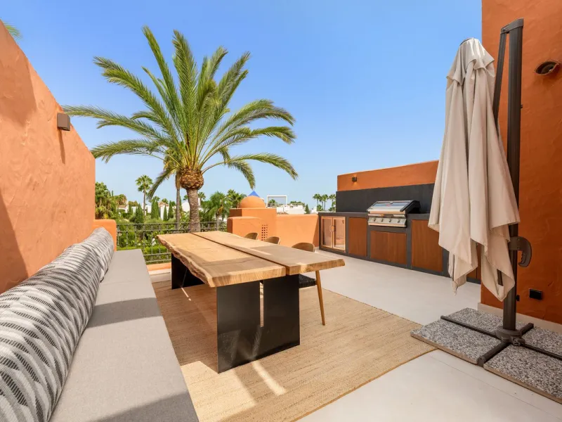 Altos de Puente Romano 13 offers a unique opportunity to acquire a fully renovated 4-bedroom residence in the prestigious Golden Mile of Marbella. With 217 m² of interior space and 134 m² of terraces, this property combines comfort and functionality. The 