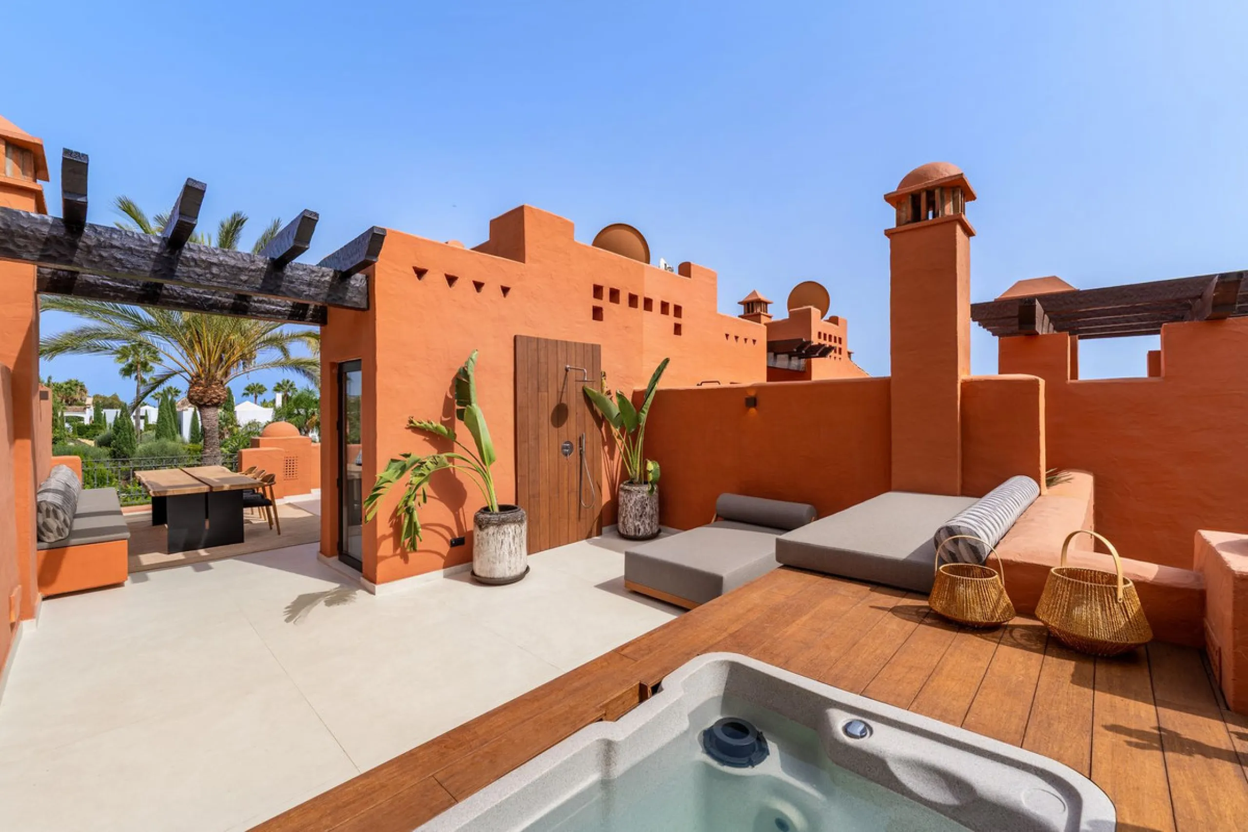 Altos de Puente Romano 13 offers a unique opportunity to acquire a fully renovated 4-bedroom residence in the prestigious Golden Mile of Marbella. With 217 m² of interior space and 134 m² of terraces, this property combines comfort and functionality. The 