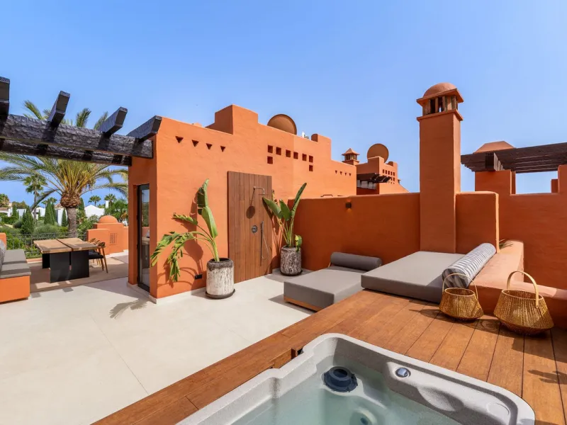 Altos de Puente Romano 13 offers a unique opportunity to acquire a fully renovated 4-bedroom residence in the prestigious Golden Mile of Marbella. With 217 m² of interior space and 134 m² of terraces, this property combines comfort and functionality. The 