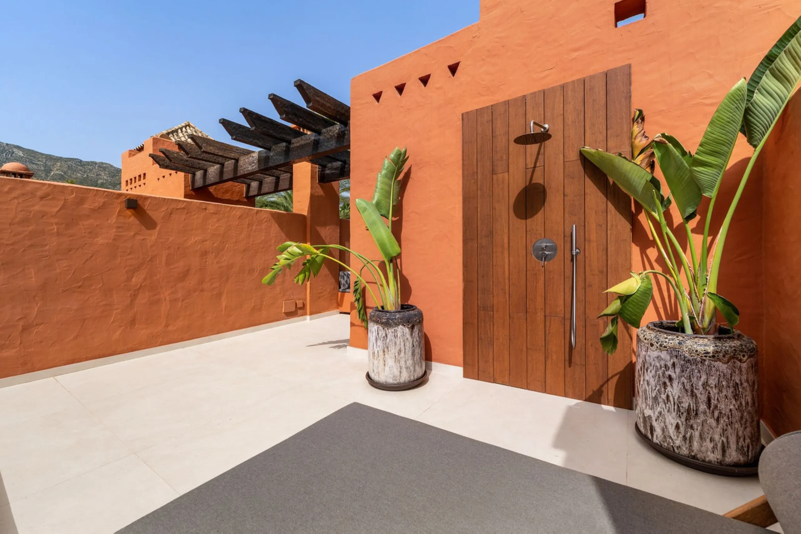 Altos de Puente Romano 13 offers a unique opportunity to acquire a fully renovated 4-bedroom residence in the prestigious Golden Mile of Marbella. With 217 m² of interior space and 134 m² of terraces, this property combines comfort and functionality. The 