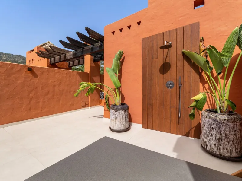 Altos de Puente Romano 13 offers a unique opportunity to acquire a fully renovated 4-bedroom residence in the prestigious Golden Mile of Marbella. With 217 m² of interior space and 134 m² of terraces, this property combines comfort and functionality. The 