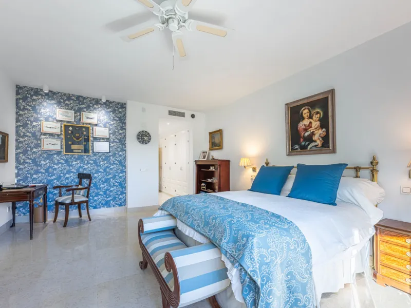 Exceptional south-facing apartment with great potential for extension in Capanes del Golf, Benahavís