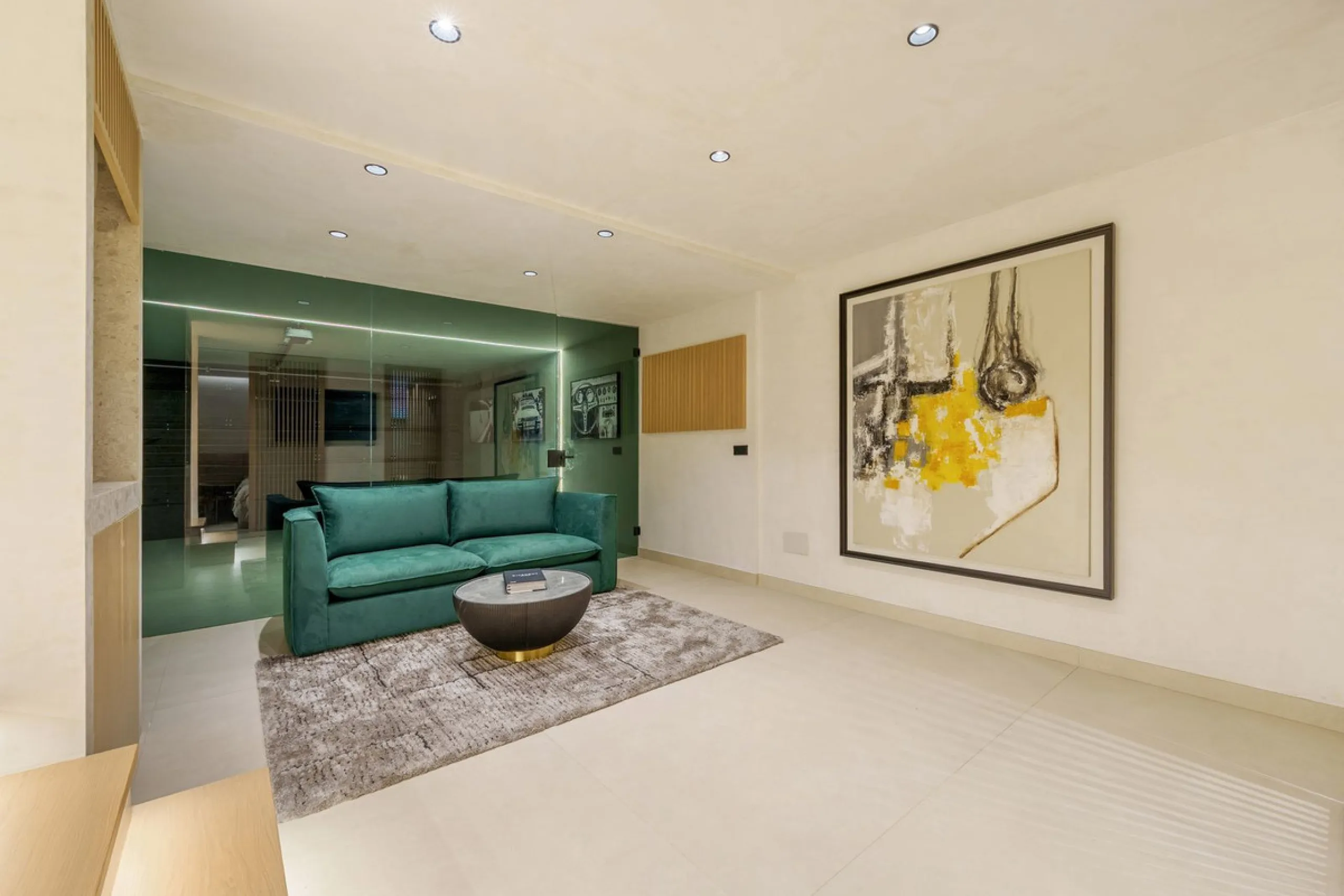 Altos de Puente Romano 13 offers a unique opportunity to acquire a fully renovated 4-bedroom residence in the prestigious Golden Mile of Marbella. With 217 m² of interior space and 134 m² of terraces, this property combines comfort and functionality. The 