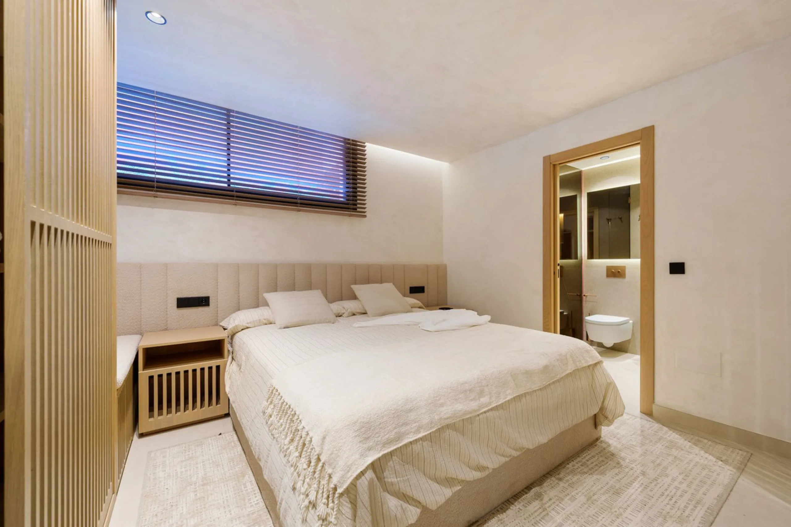 Altos de Puente Romano 13 offers a unique opportunity to acquire a fully renovated 4-bedroom residence in the prestigious Golden Mile of Marbella. With 217 m² of interior space and 134 m² of terraces, this property combines comfort and functionality. The 