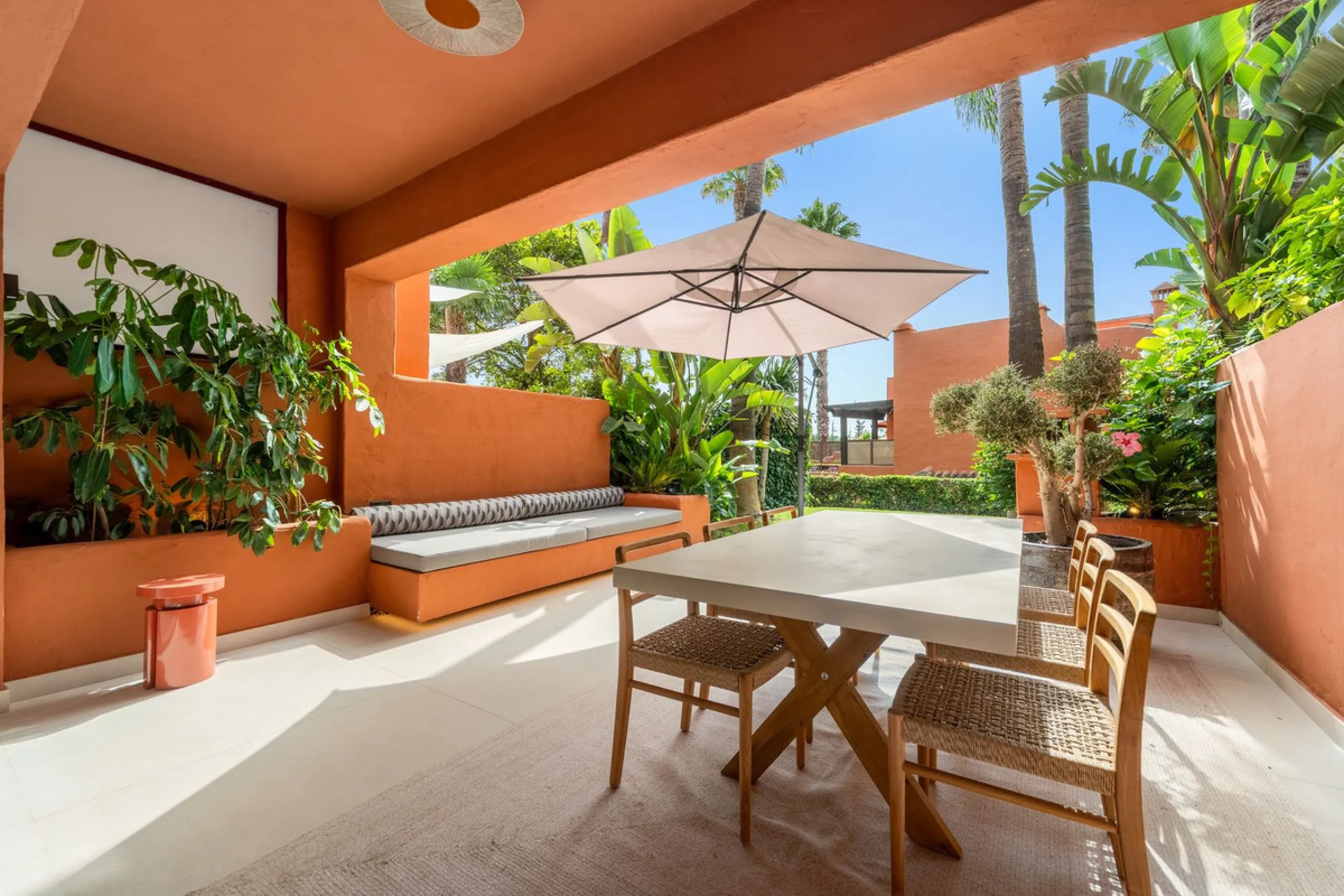 Altos de Puente Romano 13 offers a unique opportunity to acquire a fully renovated 4-bedroom residence in the prestigious Golden Mile of Marbella. With 217 m² of interior space and 134 m² of terraces, this property combines comfort and functionality. The 