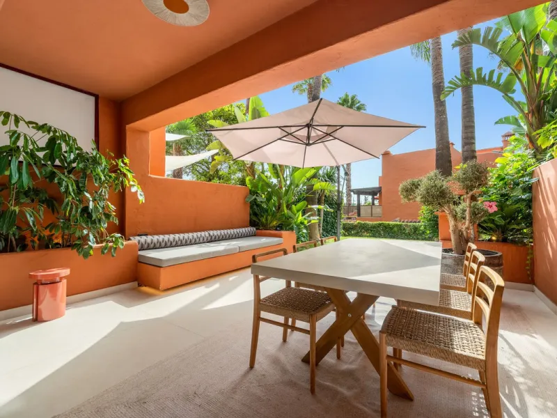 Altos de Puente Romano 13 offers a unique opportunity to acquire a fully renovated 4-bedroom residence in the prestigious Golden Mile of Marbella. With 217 m² of interior space and 134 m² of terraces, this property combines comfort and functionality. The 