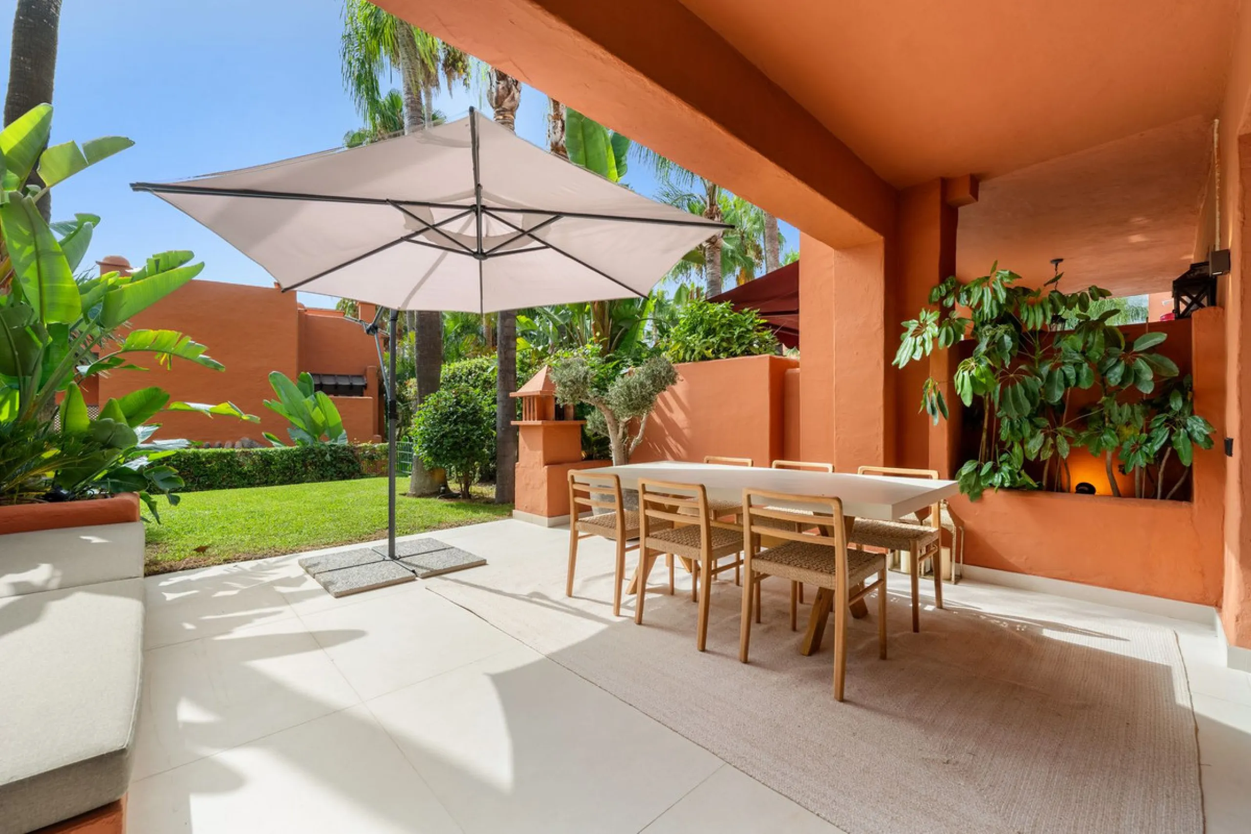 Altos de Puente Romano 13 offers a unique opportunity to acquire a fully renovated 4-bedroom residence in the prestigious Golden Mile of Marbella. With 217 m² of interior space and 134 m² of terraces, this property combines comfort and functionality. The 