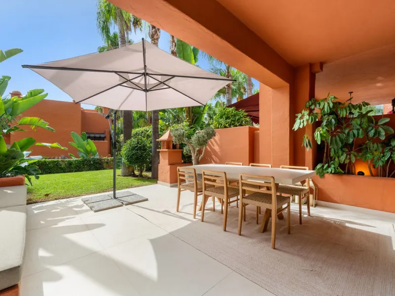 Altos de Puente Romano 13 offers a unique opportunity to acquire a fully renovated 4-bedroom residence in the prestigious Golden Mile of Marbella. With 217 m² of interior space and 134 m² of terraces, this property combines comfort and functionality. The 