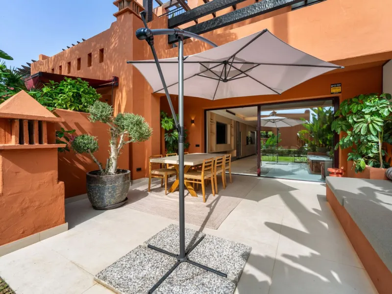 Altos de Puente Romano 13 offers a unique opportunity to acquire a fully renovated 4-bedroom residence in the prestigious Golden Mile of Marbella. With 217 m² of interior space and 134 m² of terraces, this property combines comfort and functionality. The 