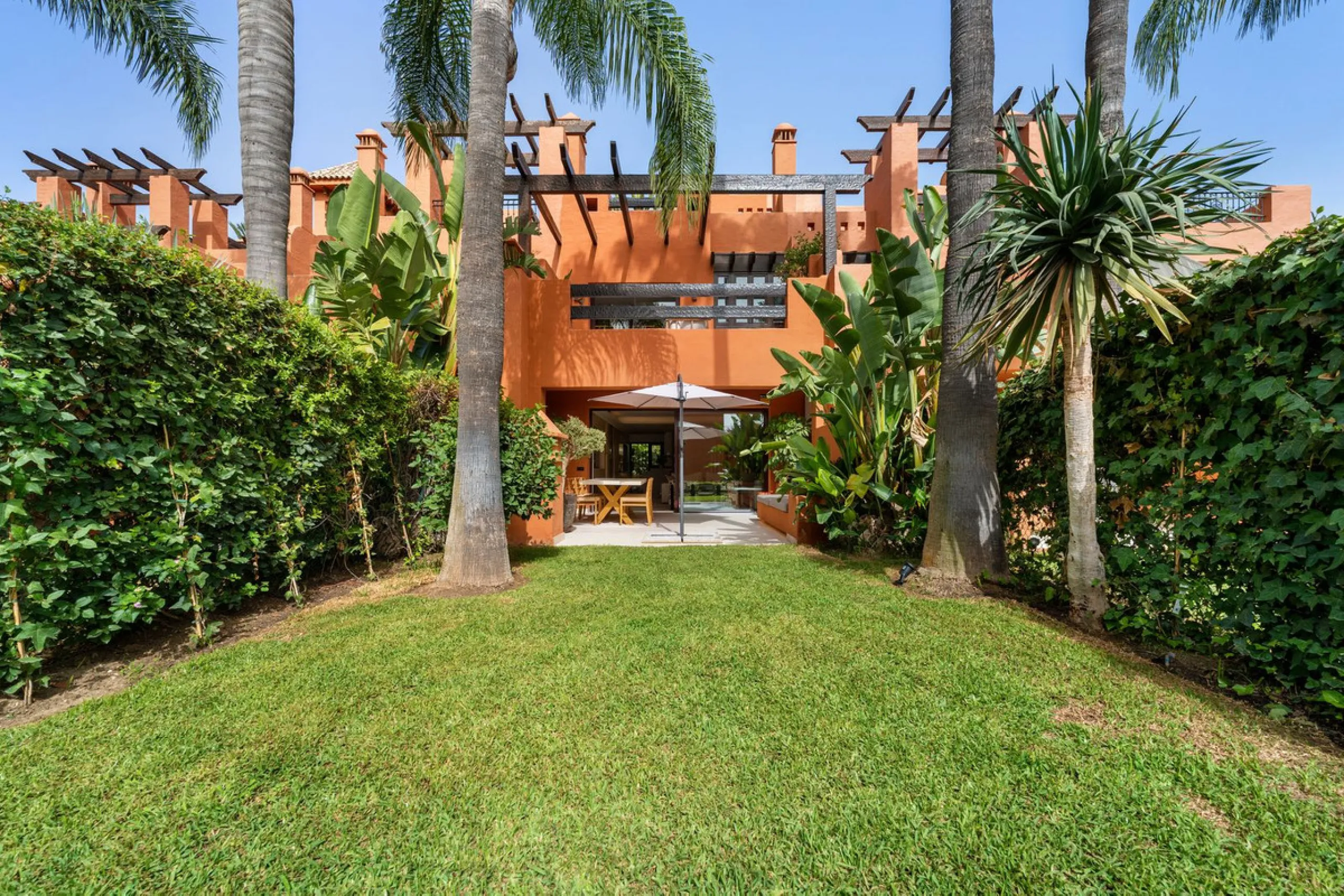 Altos de Puente Romano 13 offers a unique opportunity to acquire a fully renovated 4-bedroom residence in the prestigious Golden Mile of Marbella. With 217 m² of interior space and 134 m² of terraces, this property combines comfort and functionality. The 