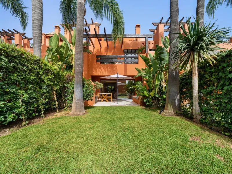Altos de Puente Romano 13 offers a unique opportunity to acquire a fully renovated 4-bedroom residence in the prestigious Golden Mile of Marbella. With 217 m² of interior space and 134 m² of terraces, this property combines comfort and functionality. The 