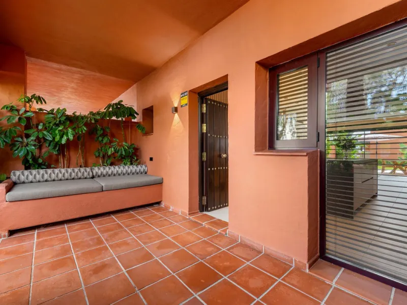 Altos de Puente Romano 13 offers a unique opportunity to acquire a fully renovated 4-bedroom residence in the prestigious Golden Mile of Marbella. With 217 m² of interior space and 134 m² of terraces, this property combines comfort and functionality. The 