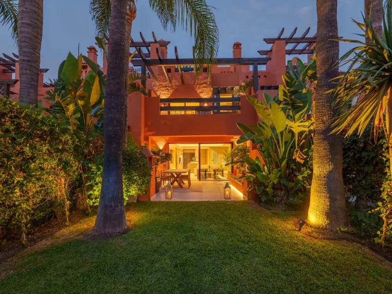 Altos de Puente Romano 13 offers a unique opportunity to acquire a fully renovated 4-bedroom residence in the prestigious Golden Mile of Marbella. With 217 m² of interior space and 134 m² of terraces, this property combines comfort and functionality. The 