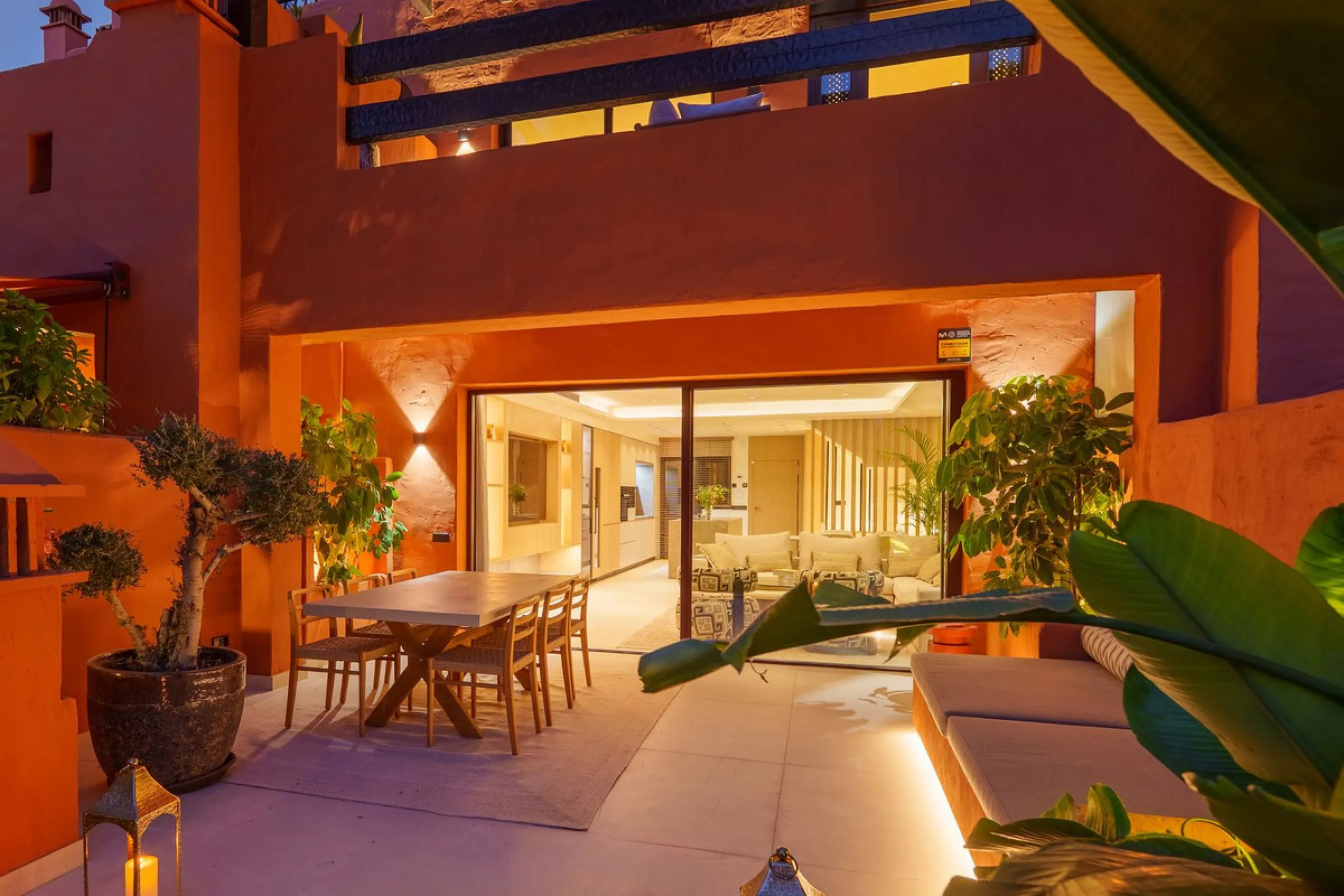 Altos de Puente Romano 13 offers a unique opportunity to acquire a fully renovated 4-bedroom residence in the prestigious Golden Mile of Marbella. With 217 m² of interior space and 134 m² of terraces, this property combines comfort and functionality. The 