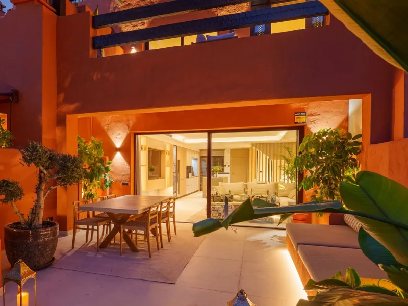 Altos de Puente Romano 13 offers a unique opportunity to acquire a fully renovated 4-bedroom residence in the prestigious Golden Mile of Marbella. With 217 m² of interior space and 134 m² of terraces, this property combines comfort and functionality. The 