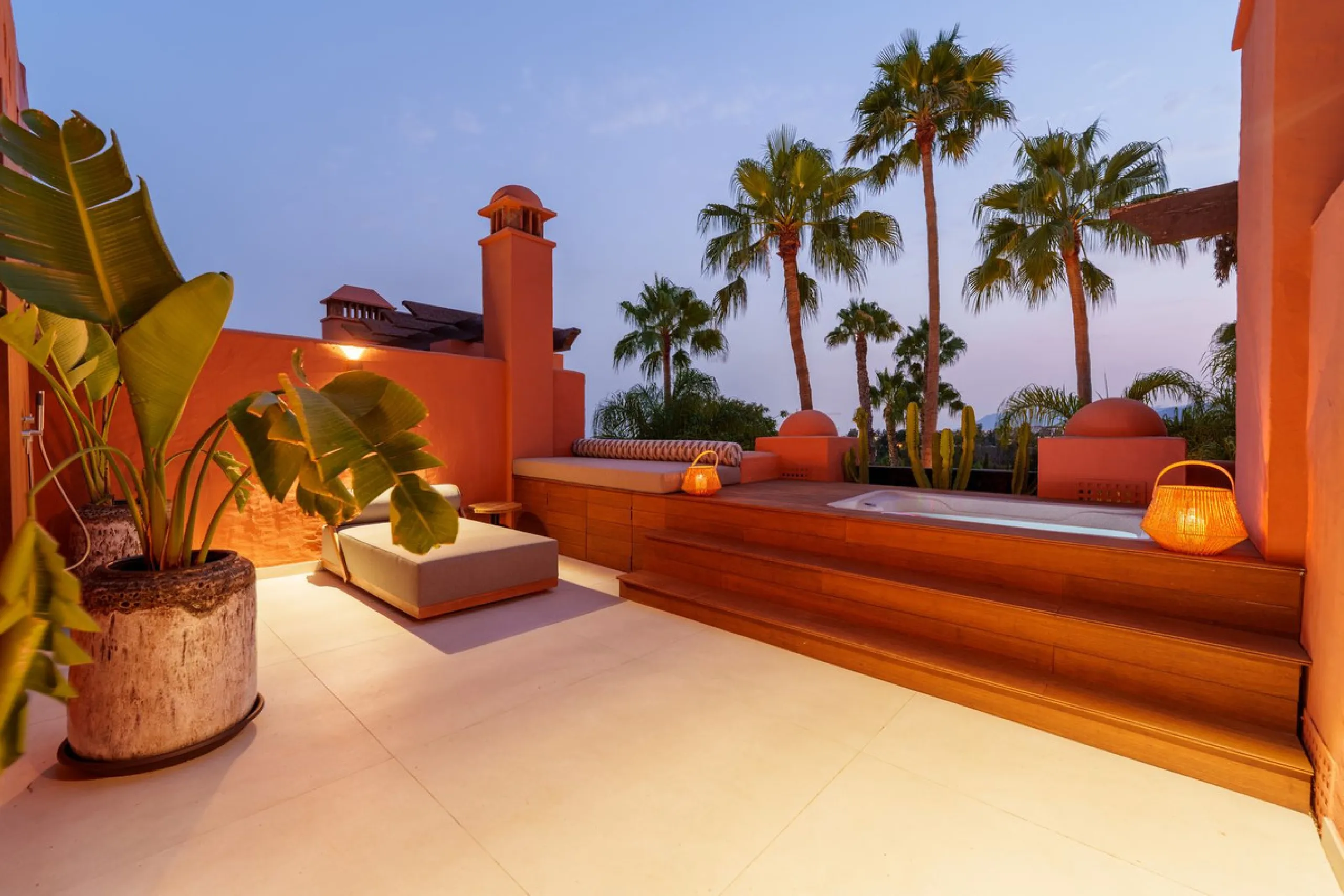 Altos de Puente Romano 13 offers a unique opportunity to acquire a fully renovated 4-bedroom residence in the prestigious Golden Mile of Marbella. With 217 m² of interior space and 134 m² of terraces, this property combines comfort and functionality. The 