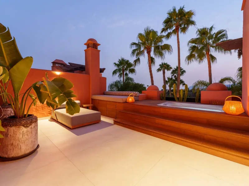 Altos de Puente Romano 13 offers a unique opportunity to acquire a fully renovated 4-bedroom residence in the prestigious Golden Mile of Marbella. With 217 m² of interior space and 134 m² of terraces, this property combines comfort and functionality. The 