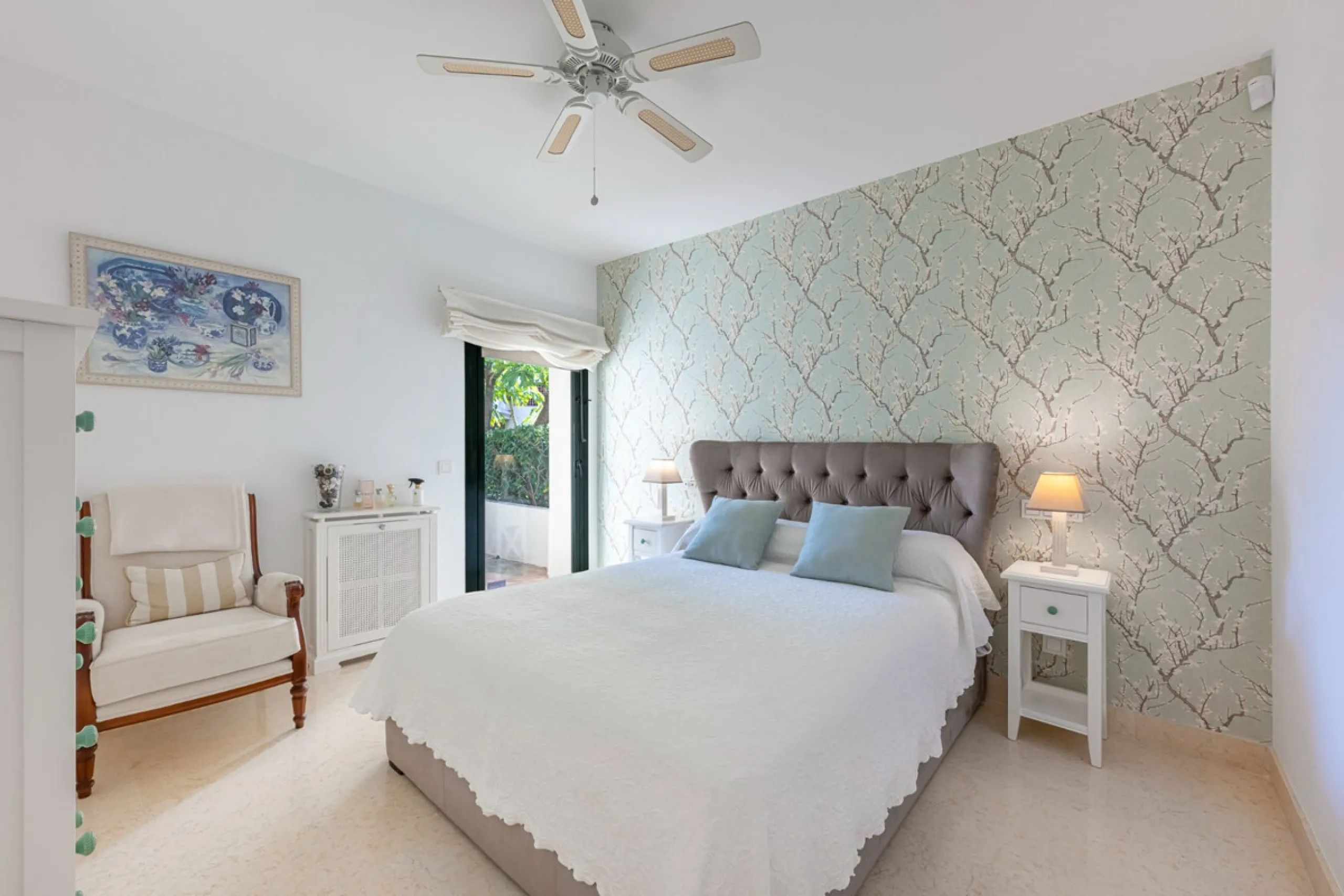 Exceptional south-facing apartment with great potential for extension in Capanes del Golf, Benahavís