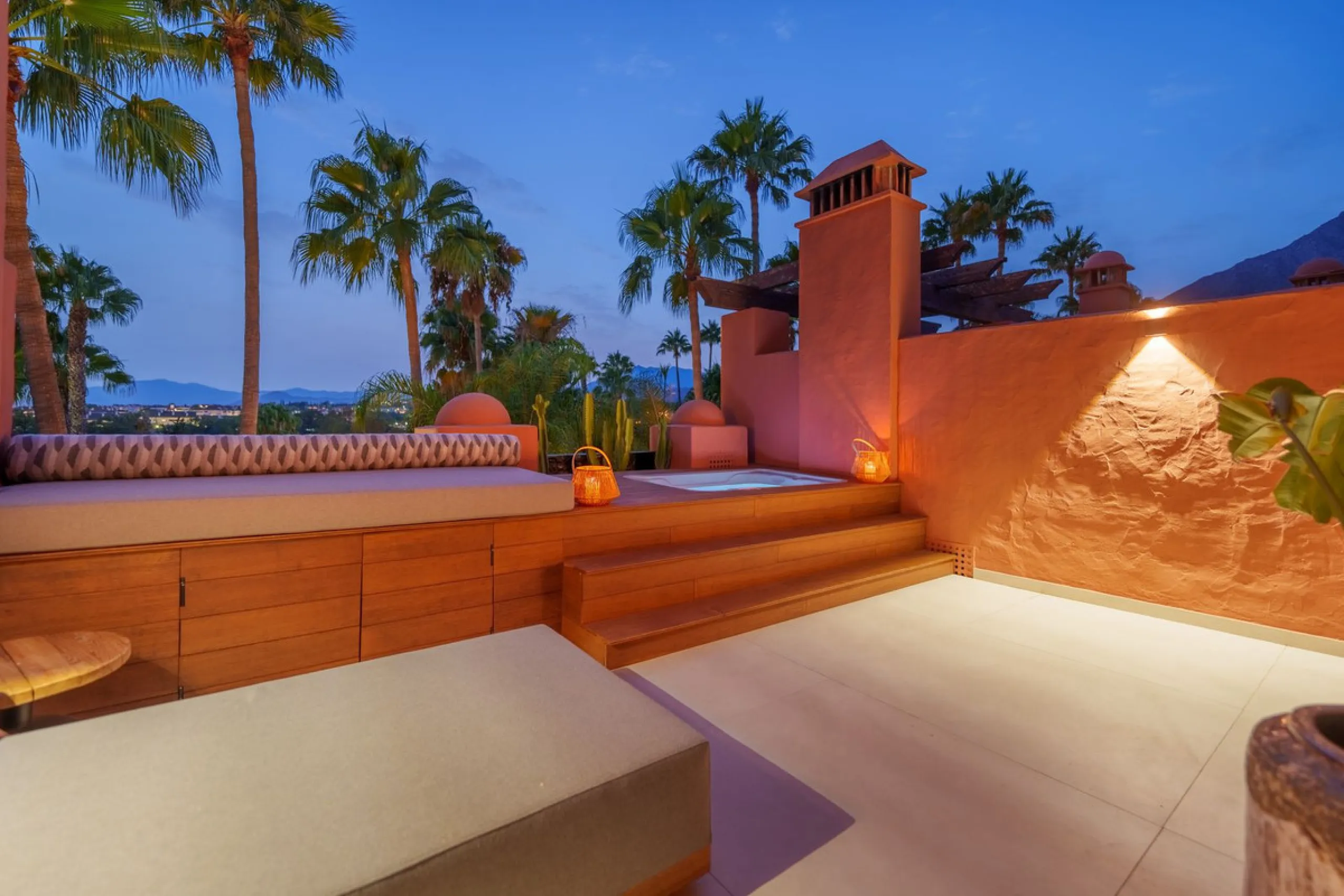 Altos de Puente Romano 13 offers a unique opportunity to acquire a fully renovated 4-bedroom residence in the prestigious Golden Mile of Marbella. With 217 m² of interior space and 134 m² of terraces, this property combines comfort and functionality. The 