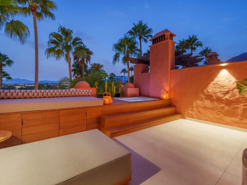 Altos de Puente Romano 13 offers a unique opportunity to acquire a fully renovated 4-bedroom residence in the prestigious Golden Mile of Marbella. With 217 m² of interior space and 134 m² of terraces, this property combines comfort and functionality. The 