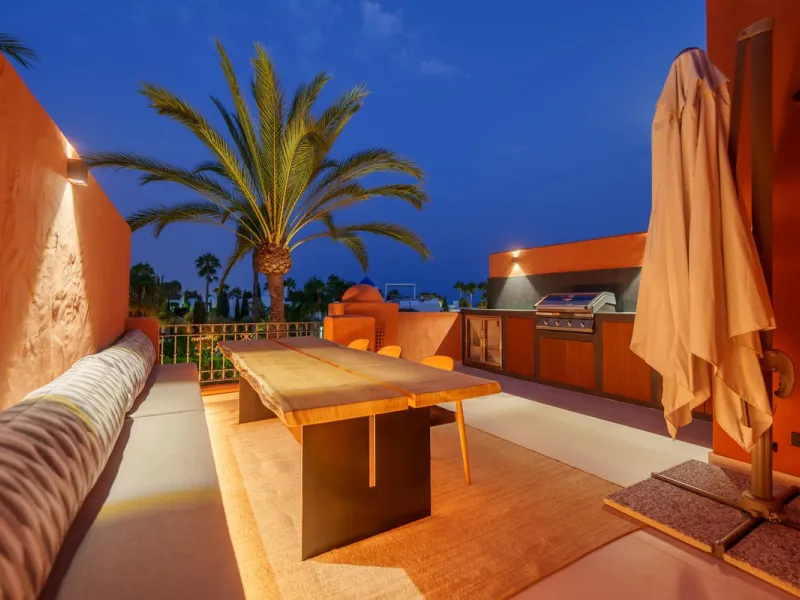 Altos de Puente Romano 13 offers a unique opportunity to acquire a fully renovated 4-bedroom residence in the prestigious Golden Mile of Marbella. With 217 m² of interior space and 134 m² of terraces, this property combines comfort and functionality. The 
