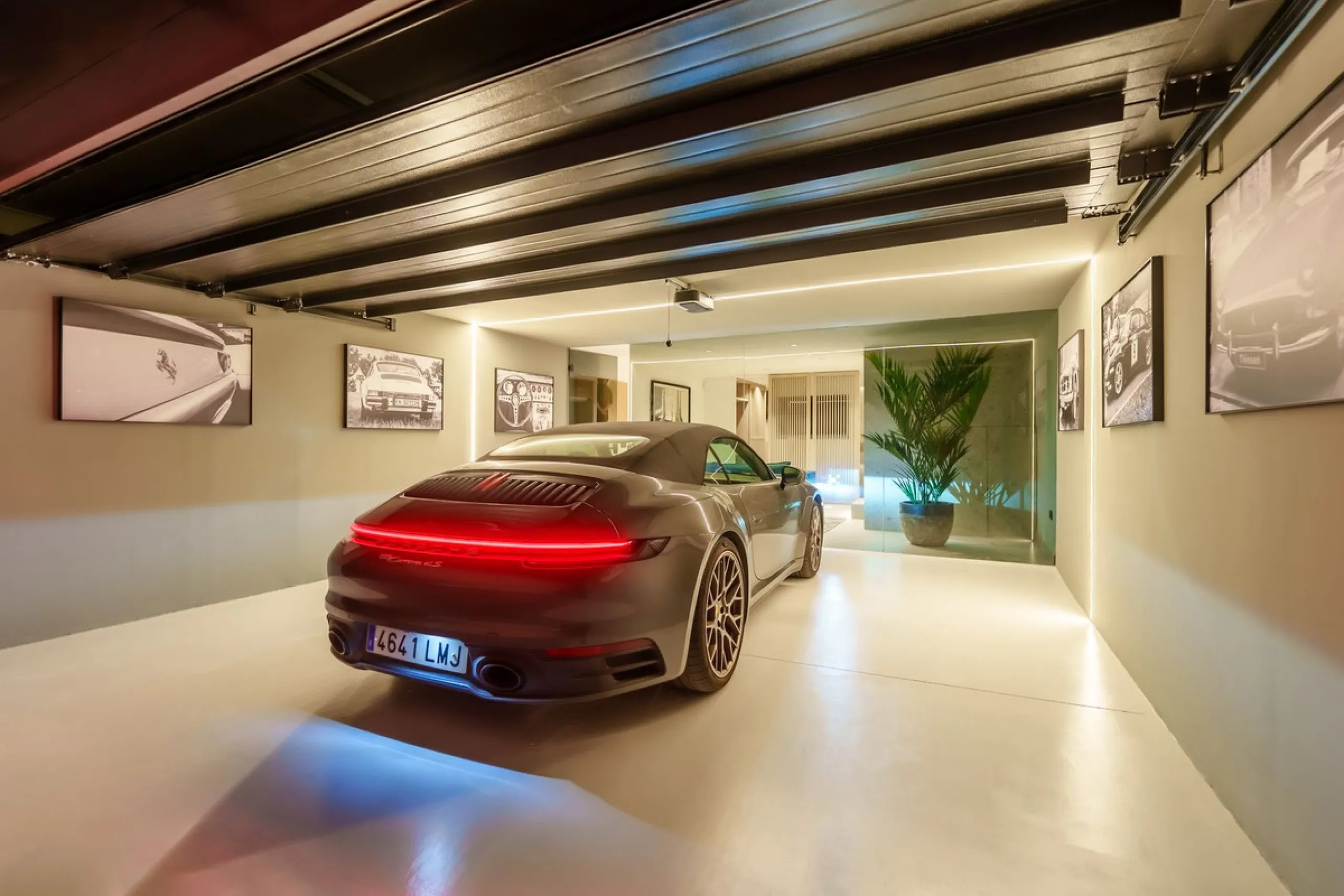 Altos de Puente Romano 13 offers a unique opportunity to acquire a fully renovated 4-bedroom residence in the prestigious Golden Mile of Marbella. With 217 m² of interior space and 134 m² of terraces, this property combines comfort and functionality. The 
