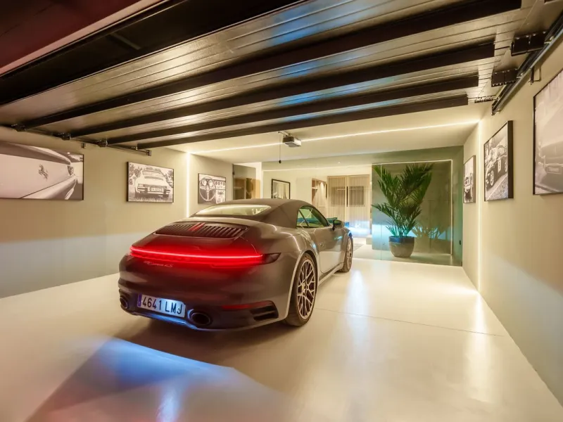 Altos de Puente Romano 13 offers a unique opportunity to acquire a fully renovated 4-bedroom residence in the prestigious Golden Mile of Marbella. With 217 m² of interior space and 134 m² of terraces, this property combines comfort and functionality. The 