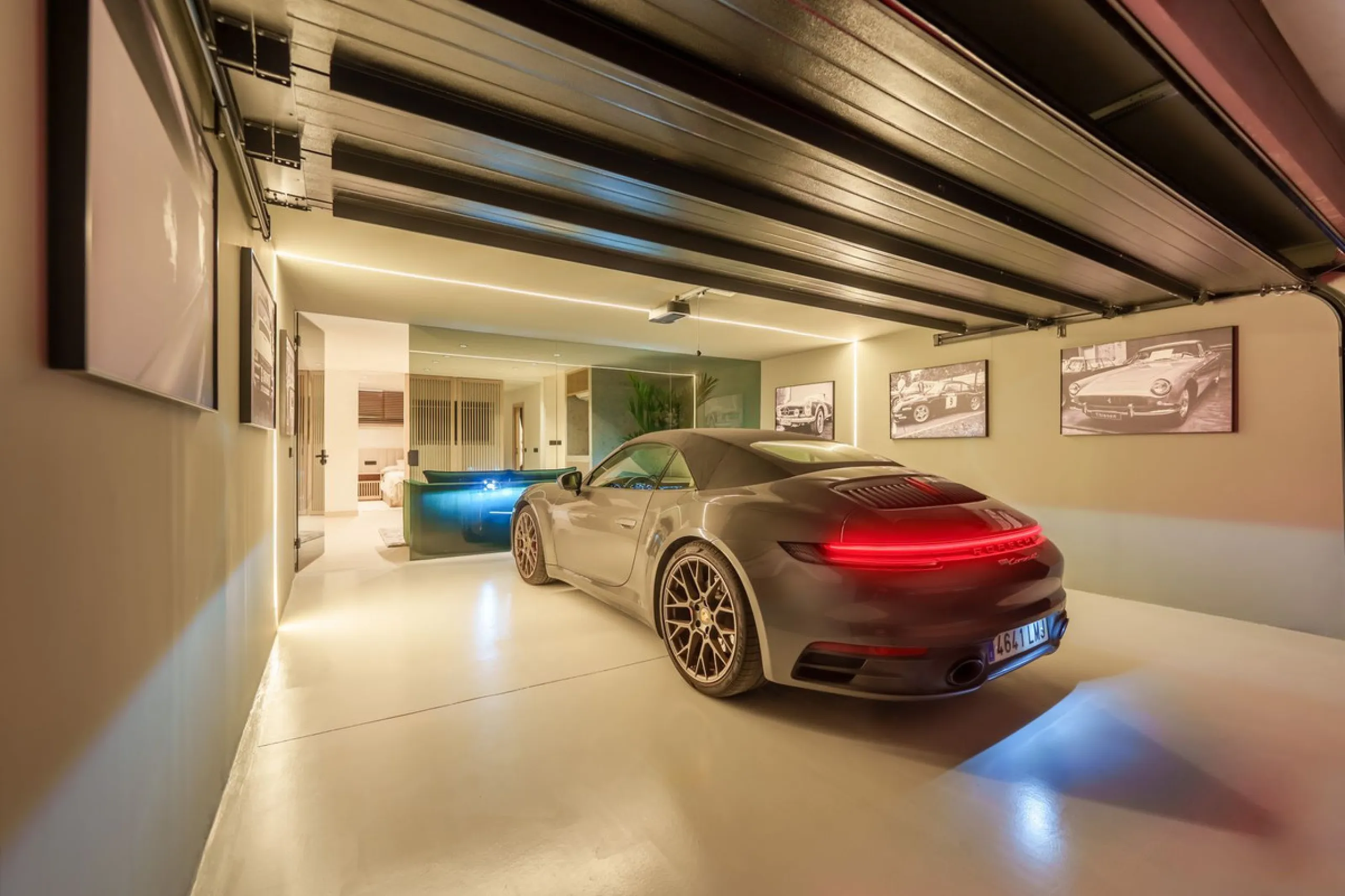 Altos de Puente Romano 13 offers a unique opportunity to acquire a fully renovated 4-bedroom residence in the prestigious Golden Mile of Marbella. With 217 m² of interior space and 134 m² of terraces, this property combines comfort and functionality. The 