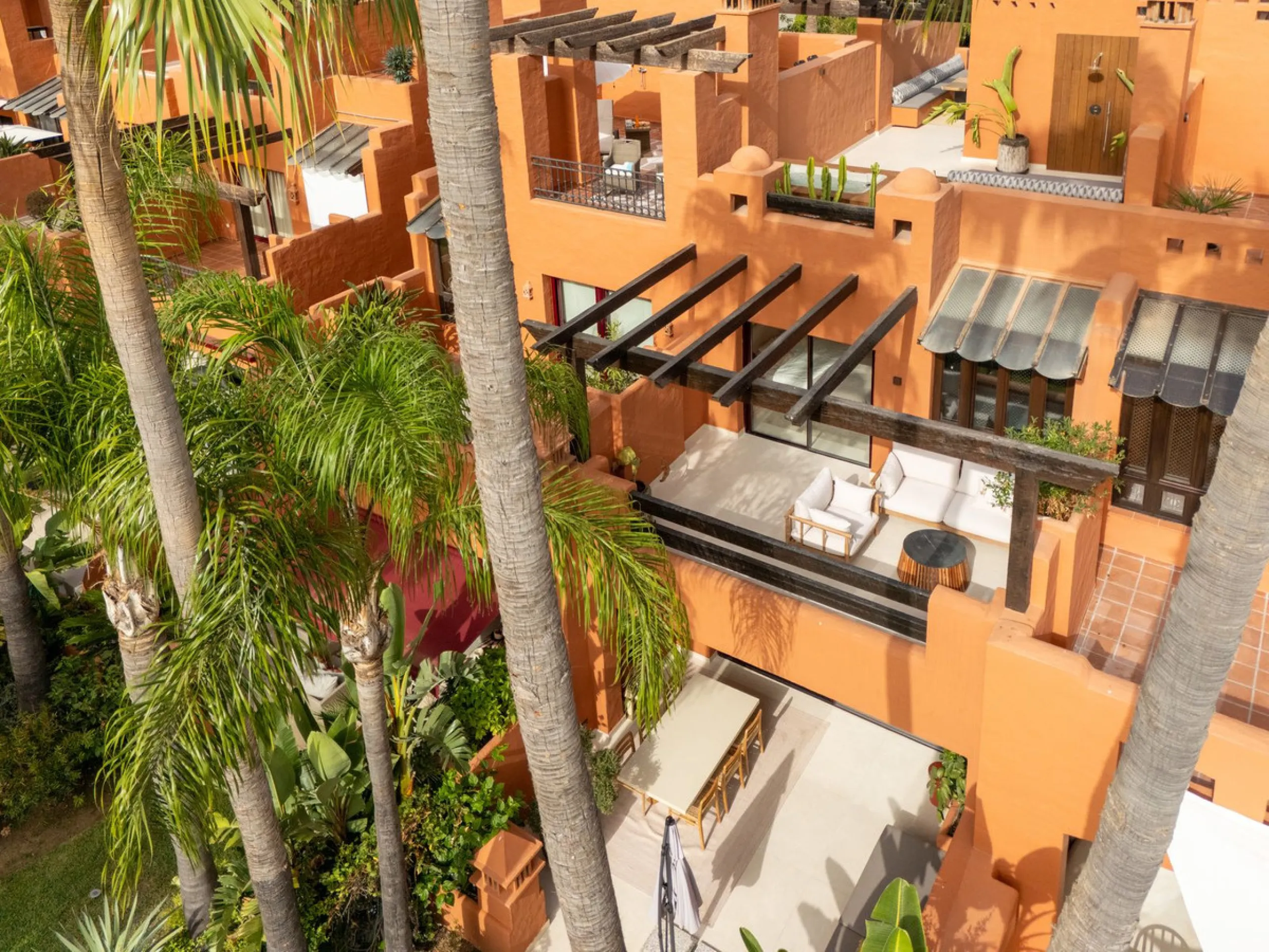 Altos de Puente Romano 13 offers a unique opportunity to acquire a fully renovated 4-bedroom residence in the prestigious Golden Mile of Marbella. With 217 m² of interior space and 134 m² of terraces, this property combines comfort and functionality. The 