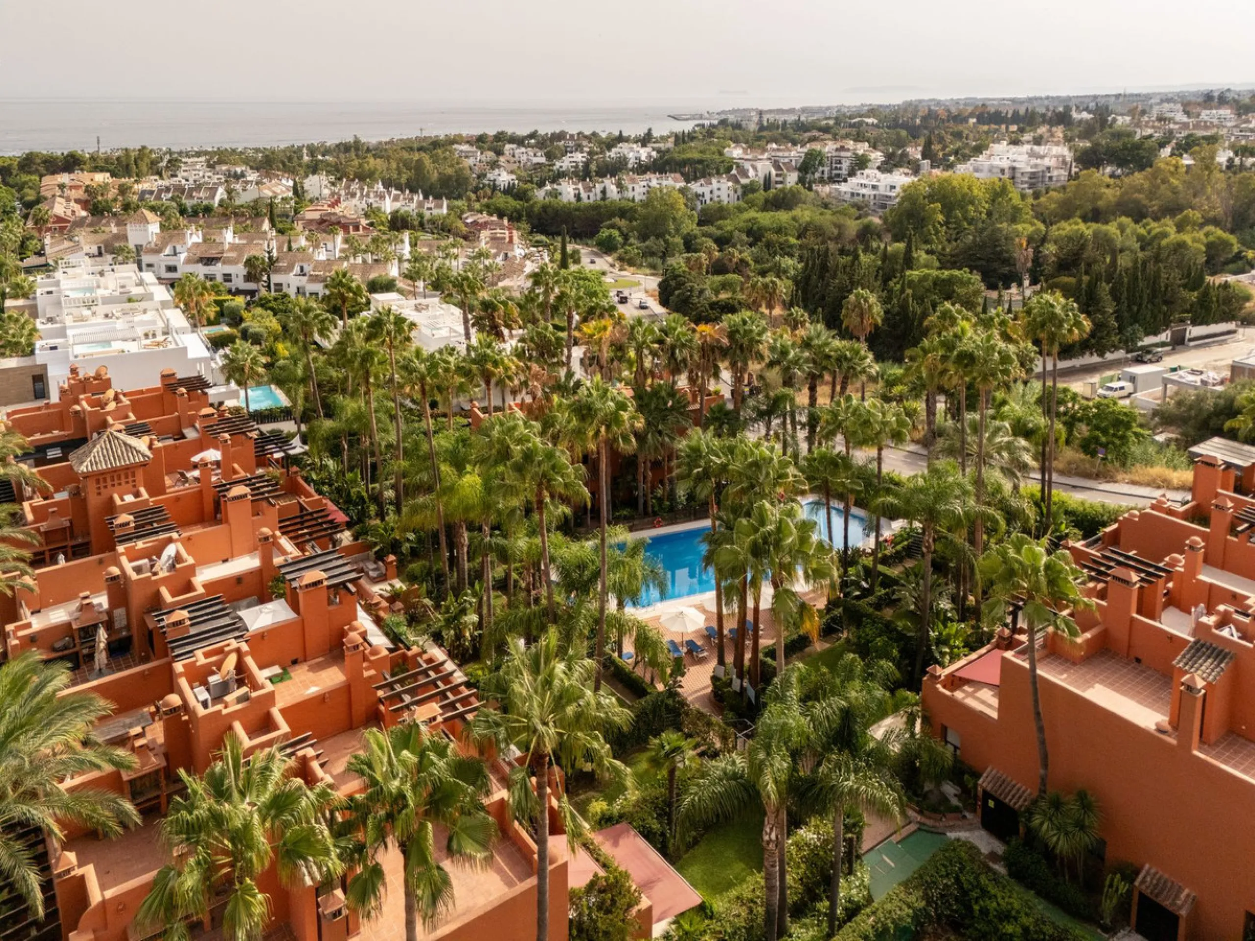 Altos de Puente Romano 13 offers a unique opportunity to acquire a fully renovated 4-bedroom residence in the prestigious Golden Mile of Marbella. With 217 m² of interior space and 134 m² of terraces, this property combines comfort and functionality. The 