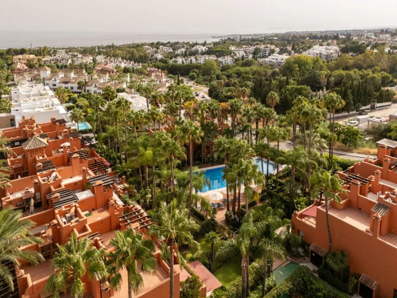 Altos de Puente Romano 13 offers a unique opportunity to acquire a fully renovated 4-bedroom residence in the prestigious Golden Mile of Marbella. With 217 m² of interior space and 134 m² of terraces, this property combines comfort and functionality. The 