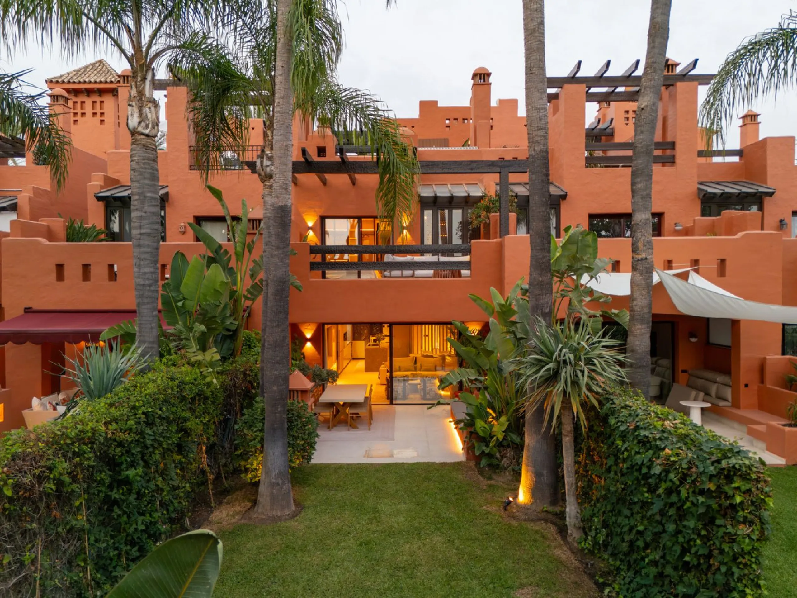 Altos de Puente Romano 13 offers a unique opportunity to acquire a fully renovated 4-bedroom residence in the prestigious Golden Mile of Marbella. With 217 m² of interior space and 134 m² of terraces, this property combines comfort and functionality. The 