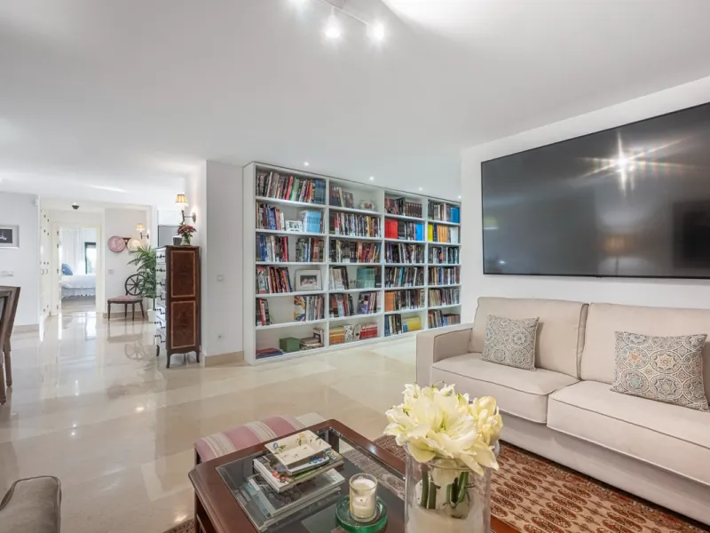 Exceptional south-facing apartment with great potential for extension in Capanes del Golf, Benahavís
