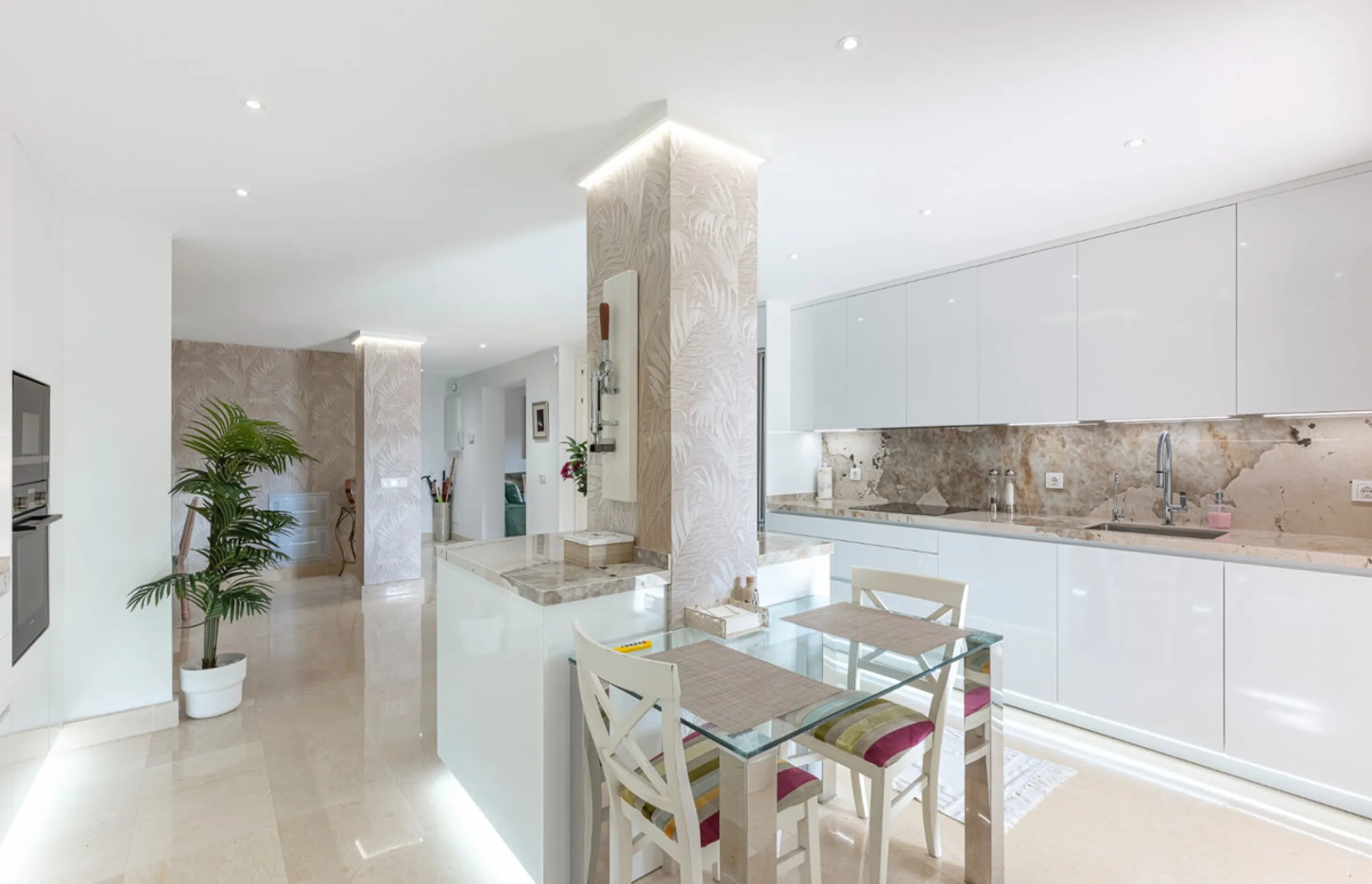 Exceptional south-facing apartment with great potential for extension in Capanes del Golf, Benahavís