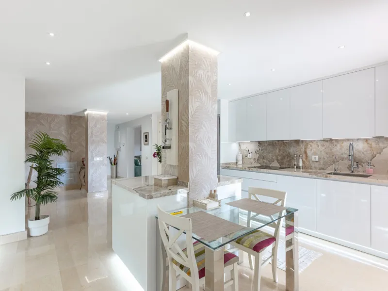 Exceptional south-facing apartment with great potential for extension in Capanes del Golf, Benahavís