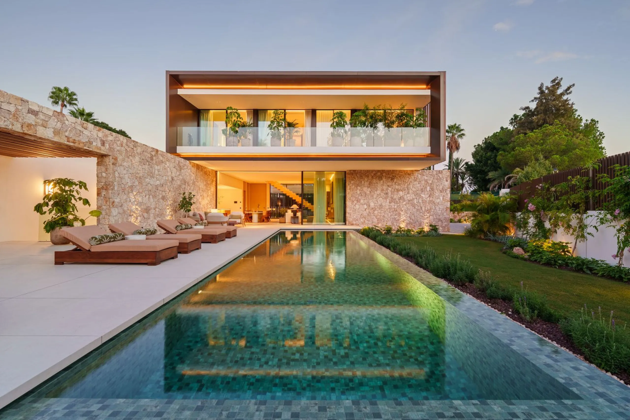 This villa is a masterpiece of contemporary architecture located in the prestigious Lomas de Marbella Club on Marbella's Golden Mile. Built across 1,460 m² on a 1,010 m² plot, this 5-bedroom residence embodies a perfect balance between elegance, privacy, 